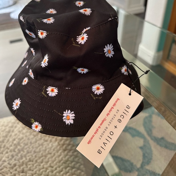 NWT Alice + Olivia Reversible Black Daisy Bucket Hat - Picture 3 of 8